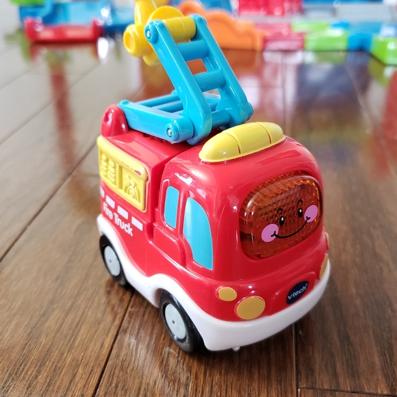 VTech Go! Go! Smart Wheels Fire Station - Picture 2 of 3